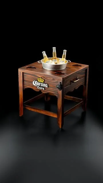 Mesa cervecera de madera con marca grabada