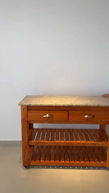 Mesada rodante de madera con tapa de granito